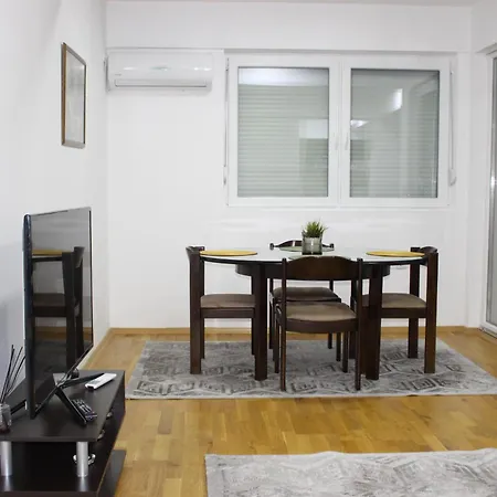 1 Bedroom Near Center Freeparking Apartman *